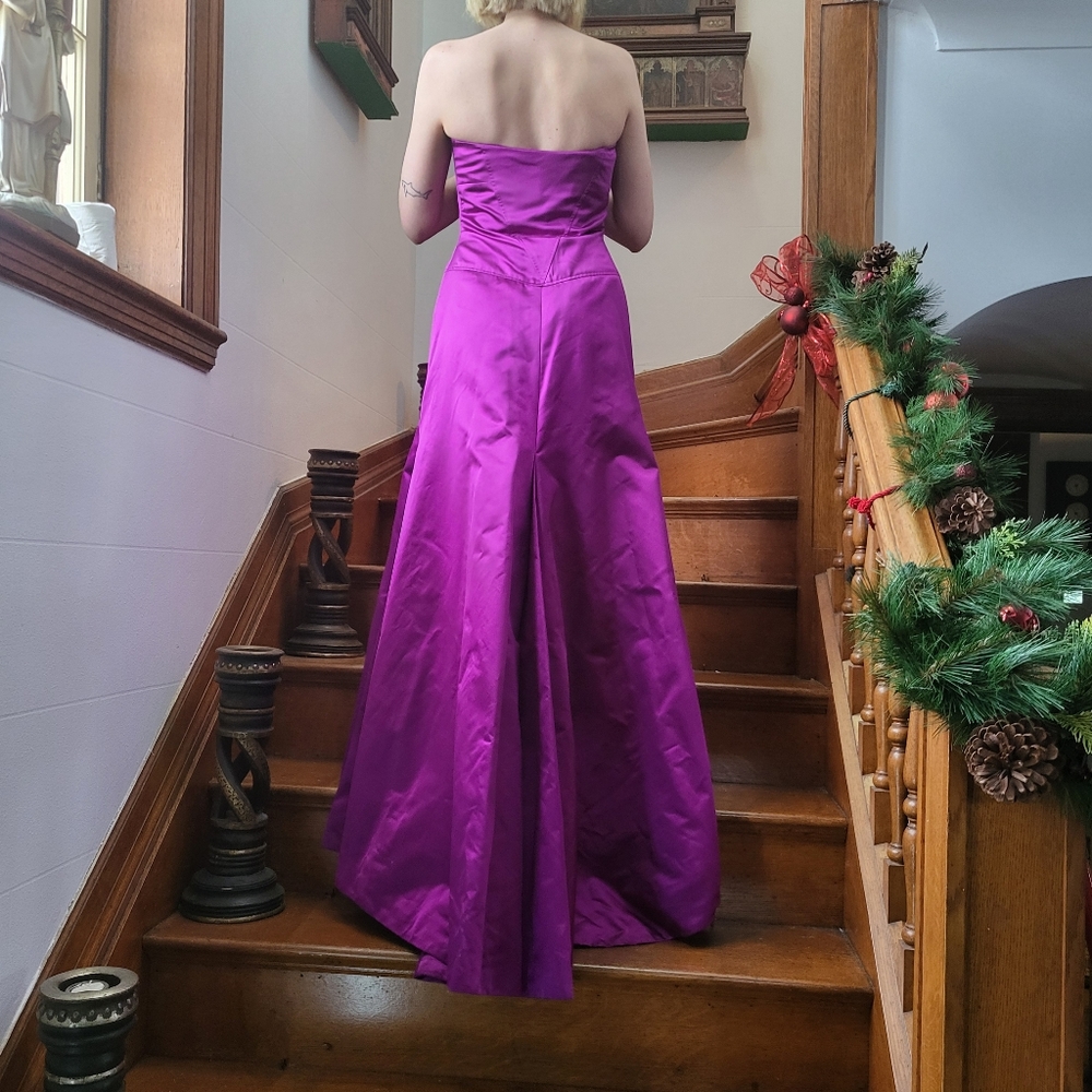 Elegant Vera Wang Evening Gown – Silk, Floor-Length with TrainStunning